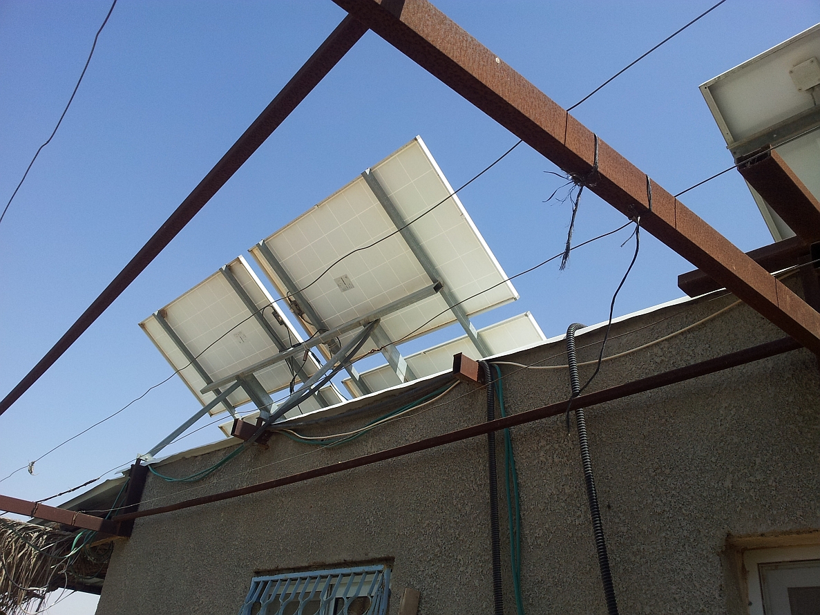 אין חשמל, התושבים משתמשים בתאי שמש (צילום: דני בלר)